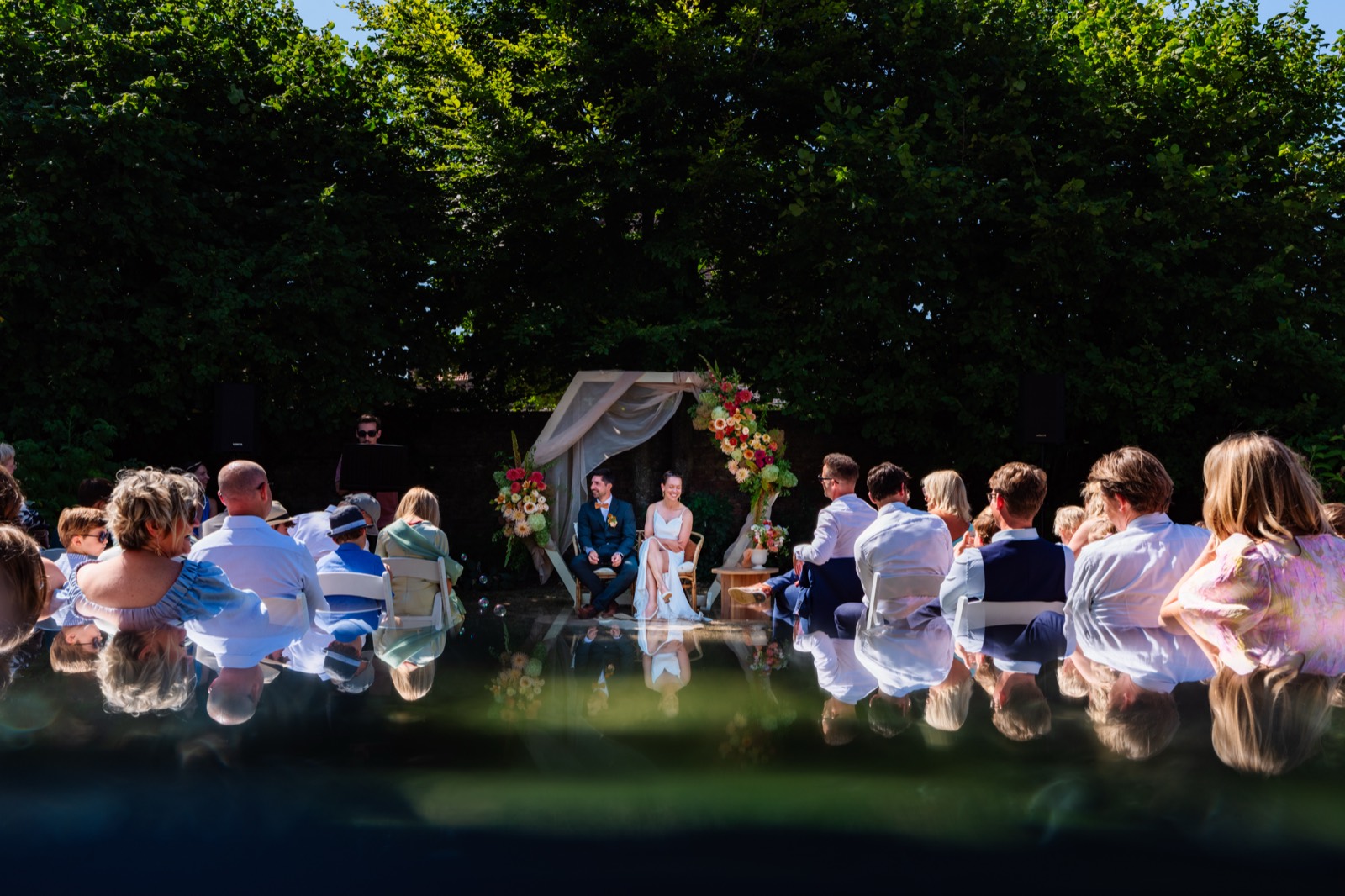 De ceremonie onder de bomen