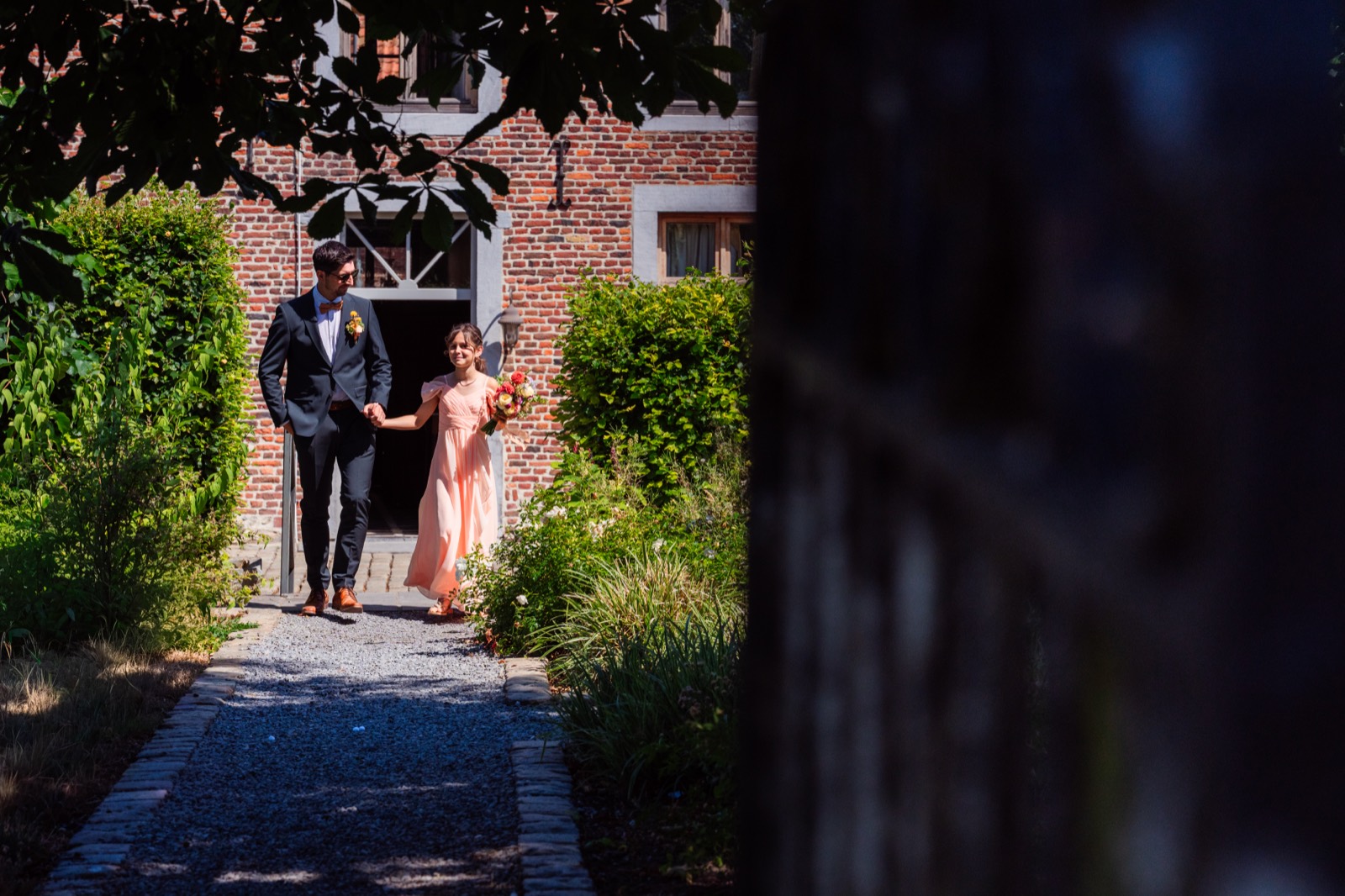 Door de poort