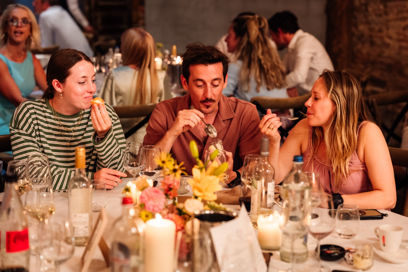 Bij kaarslicht aan tafel